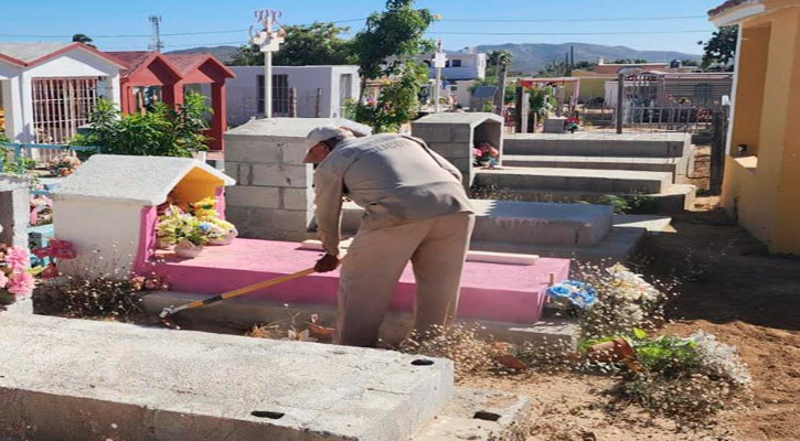 Dan mantenimiento y limpian cementerios de Los Cabos