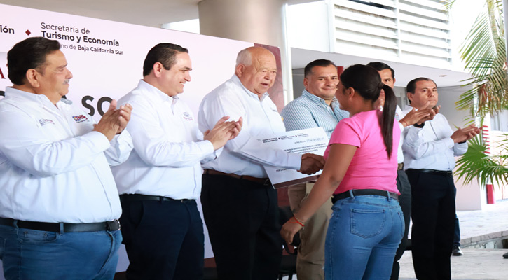 Otorgó Víctor Castro micro financiamientos a 85 familias de La Paz