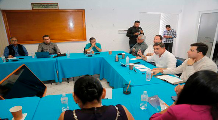 “Vamos a construir juntos; iremos por las tarifas eléctricas”, dijo Homero Davis a empresarios