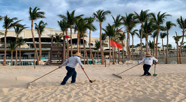 Redoblan limpieza en playas de Los Cabos en este período vacacional