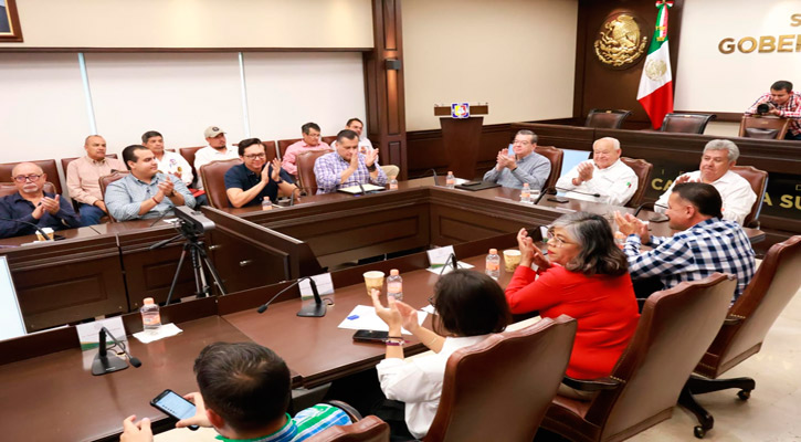 Firmó el Gobernador y dirigentes de la burocracia el aumento salarial y prestaciones Firmó el Gobernador y dirigentes de la burocracia el aumento salarial y prestaciones