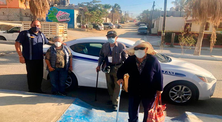 Otorgan algunos gremios de taxis el servicio gratuito a los adultos mayores de Casa del Día “San Miguel” en CSL