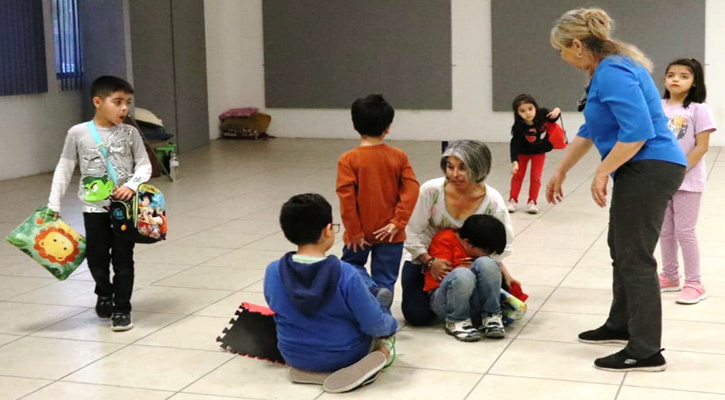 Imparte cursos de ballet, escultura, corte y confección en el Centro Municipal de las Artes en La Paz