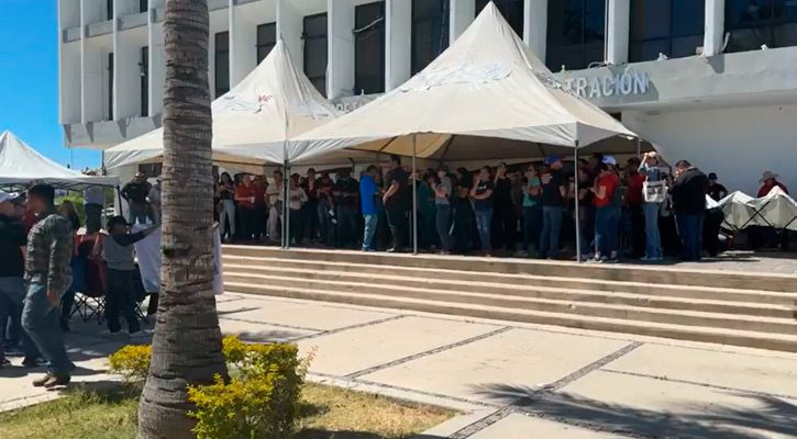 Maestros mantienen paro laboral y bloquean Finanzas; cerrarán el lunes puente de la 8 en La Paz