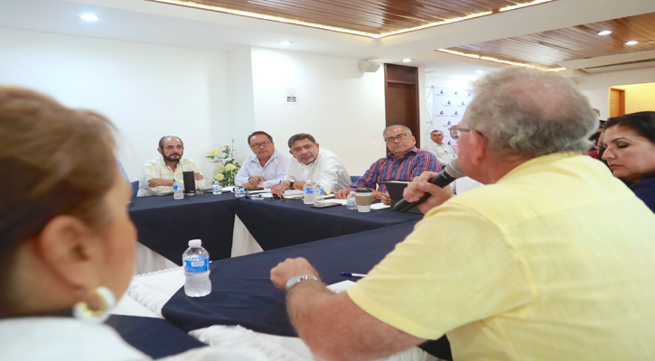 Invita Homero Davis a empresarios de La Paz a caminar juntos y presenta plan de proveeduría local