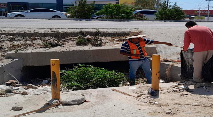 Limpian canales de agua en Los Cabos