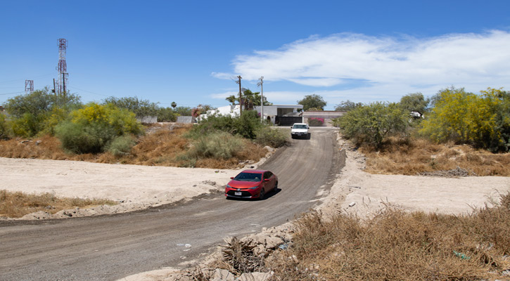 Habilitan paso provisional y sendero peatonal por construcción del puente en bulevar Colosio en La Paz