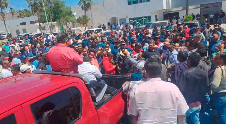 Protestaron taxistas de Los Cabos en Palacio de Gobierno; piden metan orden Protestaron taxistas de Los Cabos en Palacio de Gobierno; piden metan orden