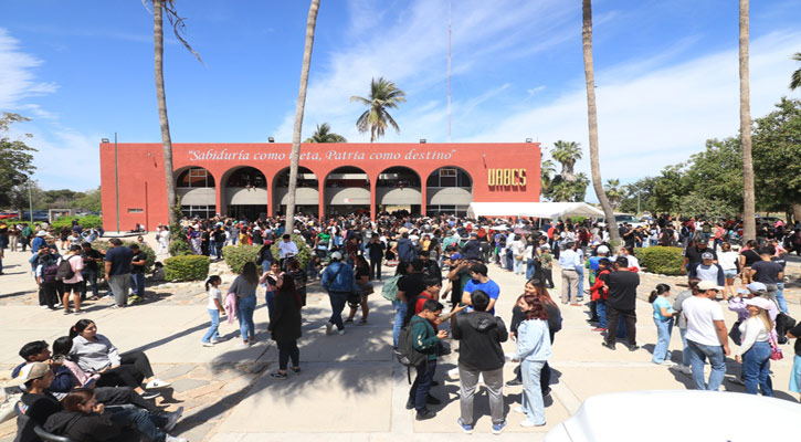 Más de 1,200 personas vieron el eclipse solar en la UABCS campus La Paz