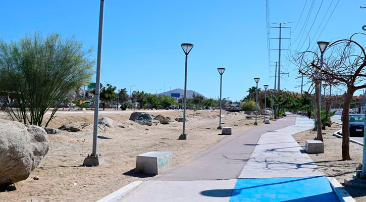 Dan mantenimiento y limpian parques de CSL