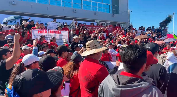 Irrumpieron trabajadores de la educación en ceremonia del Día del Trabajo en La Paz