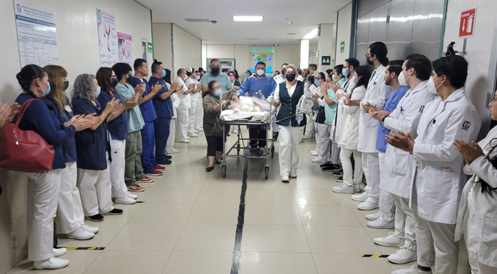 Despiden entre aplausos a joven donador de órganos en hospital del IMSS en La Paz Despiden entre aplausos a joven donador de órganos en hospital del IMSS en La Paz