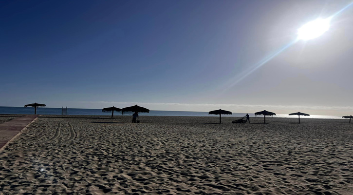 Limpian playa de La Ribera