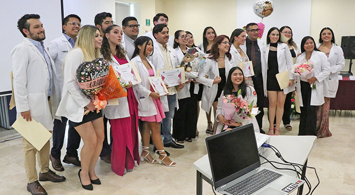 Egresa hospital Salvatierra nueva generación de 21 médicos internos de pregrado
