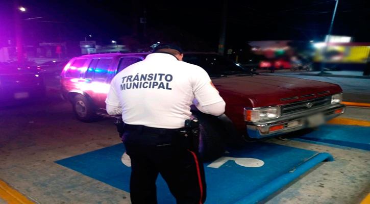 Llaman a automovilistas a respetar los espacios designados para personas con discapacidad en Los Cabos