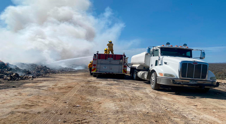 Podría durar hasta 30 días en controlarse completamente el incendio en el relleno sanitario de Palo Escopeta: Bomberos