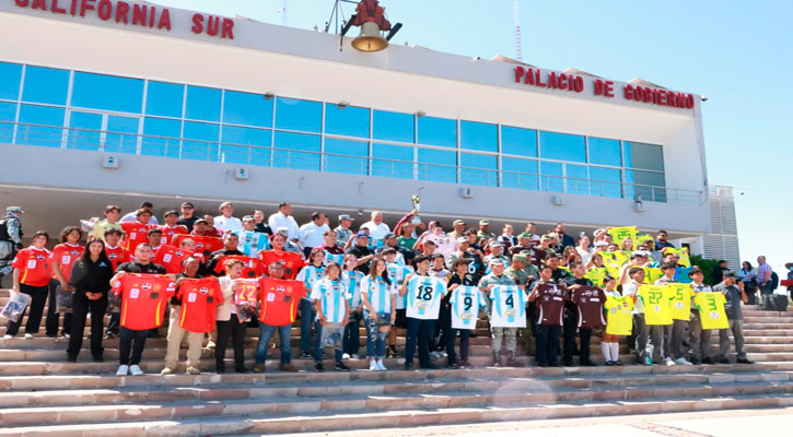 Entregó el Gobernador uniformes a participantes de la II Copa Pazífica de Futbol Entregó el Gobernador uniformes a participantes de la II Copa Pazífica de Futbol