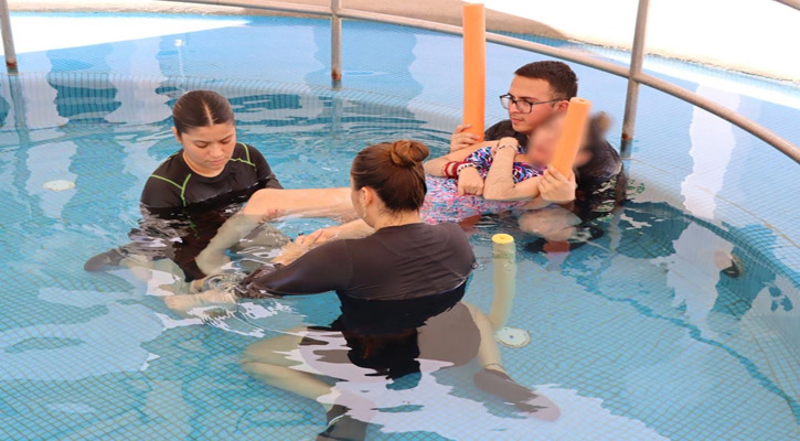 Ofrecen rehabilitación con hidroterapia a beneficiarios con discapacidad de Casa de Día en La Paz