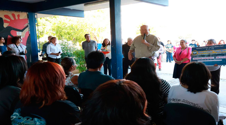 Entregó Gobierno de BCS beca a más de 200 estudiantes de la prepa Morelos