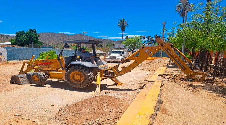 Inicia construcción de techumbre para la cancha de usos múltiples en San Antonio