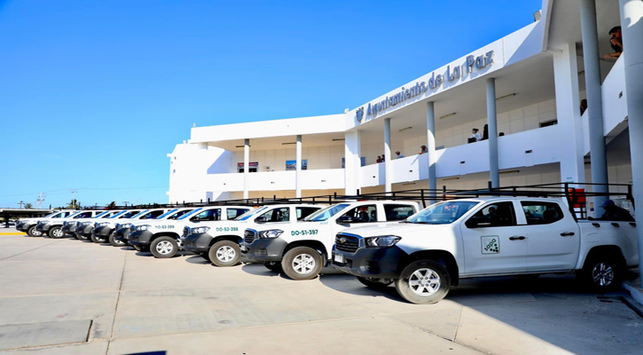 Entregó la Alcaldesa de La Paz 10 camionetas operativas al Oomsapas