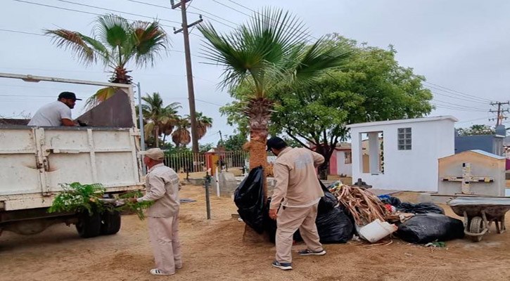 Dan mantenimiento y limpieza a los cementerios de Los Cabos Dan mantenimiento y limpieza a los cementerios de Los Cabos