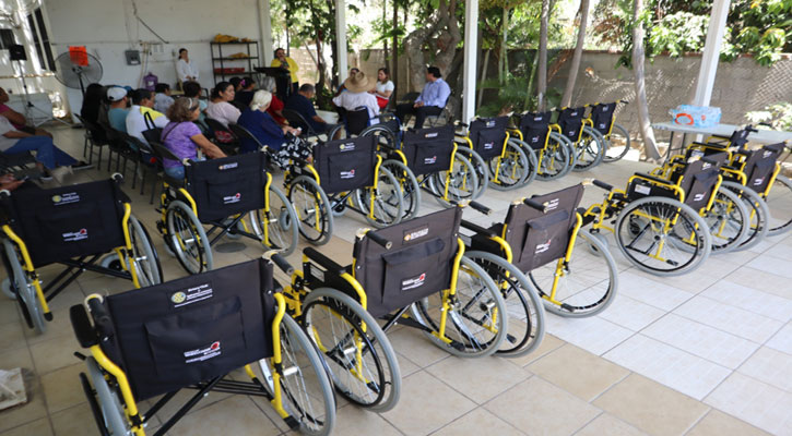 Entregó DIF Los Cabos 14 sillas de ruedas