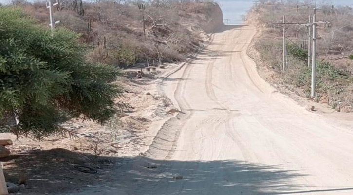 Efectúan trabajos de nivelación y rastreo en calles de terracería alternos a la Transpeninsular en Los Cabos