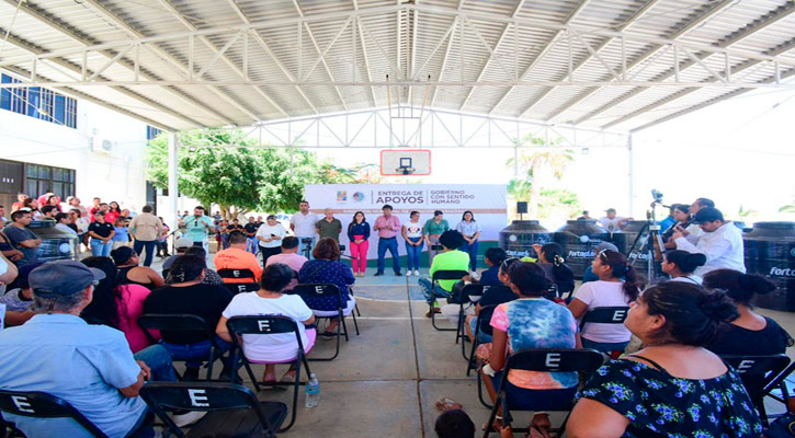 Entregaron apoyos a familias en CSL