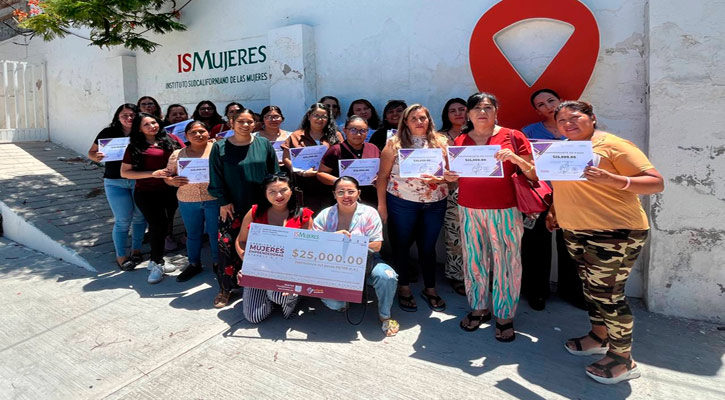 Se benefician 100 mujeres con el programa “Créditos a las Mujeres Emprendedoras”