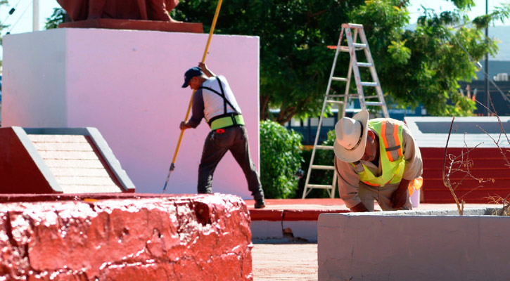 Trabajan en el mantenimiento de más de 20 parques y jardines en La Paz