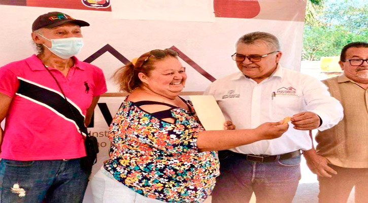 Entregan 10 recámaras con baño incluyente en La Paz