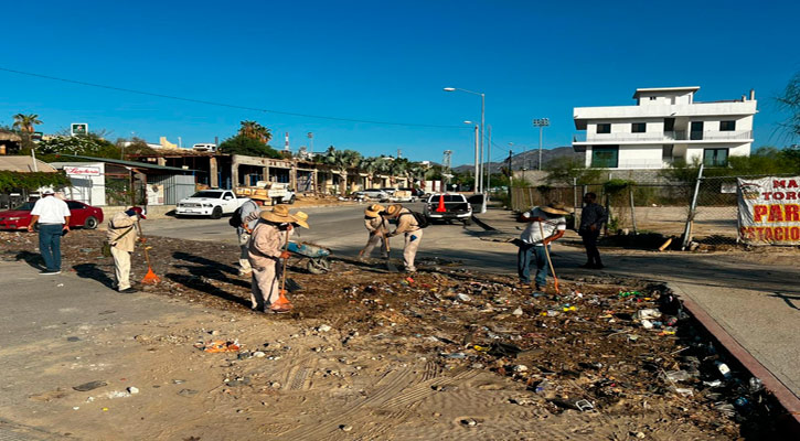 Limpian el canal de la calle Idelfonso Green por exceso de acumulación de residuos