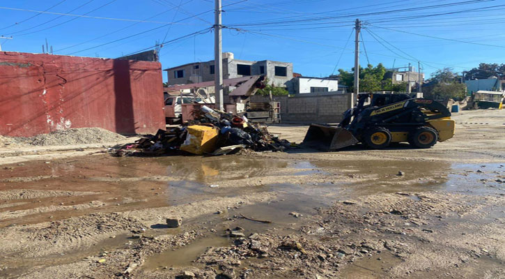 Realizan labores de desazolve y barrido tras las lluvias registradas en Los Cabos Realizan labores de desazolve y barrido tras las lluvias registradas en Los Cabos