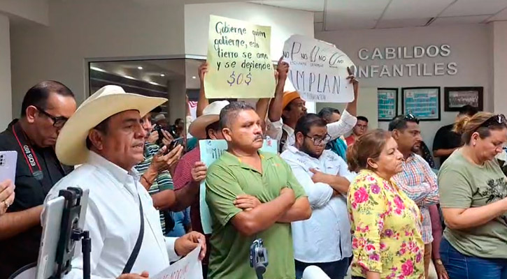 Entre gritos de “traidores” y “corruptos”, aprueba Cabildo PDU de comunidades rurales en La Paz
