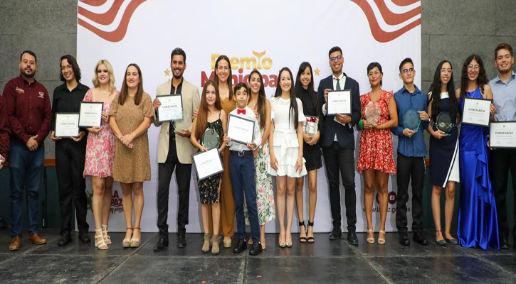 Reconocen a ganadores del Premio Municipal de la Juventud 2024 en La Paz