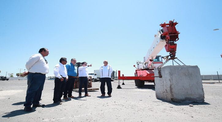 Supervisa el Gobernador reemplazo de luminarias fotovoltaicas en Puerto San Carlos