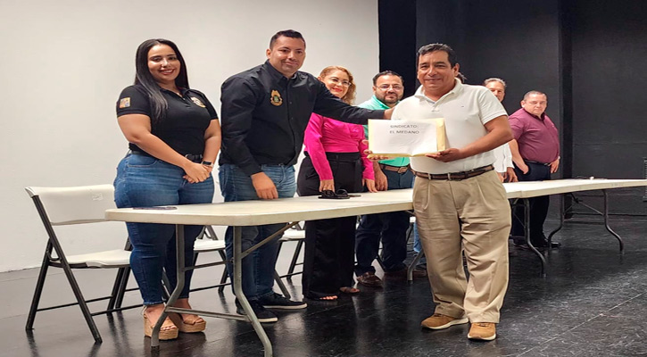 Entregó gobierno de Los Cabos 694 credenciales a vendedores con actividad en la zona costera