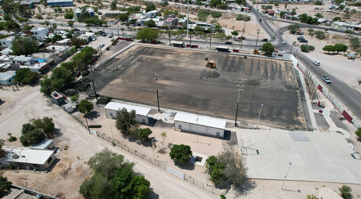 Rehabilitan campo de futbol de la colonia 20 de noviembre en La Paz