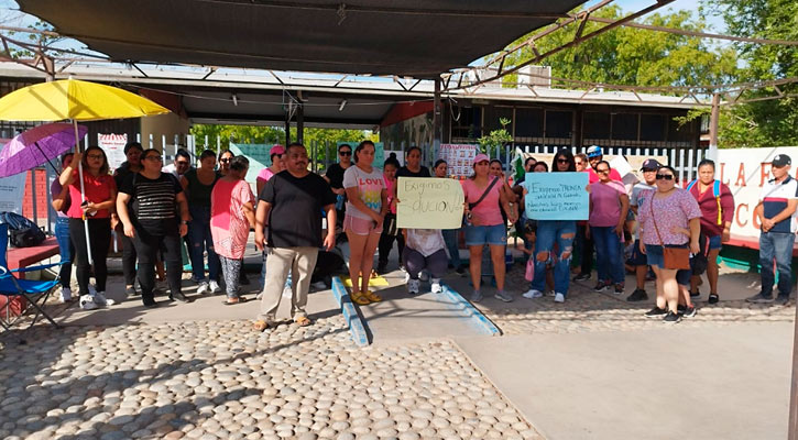 Padres de familia toman escuela en La Paz por falta de aire acondicionado en salones