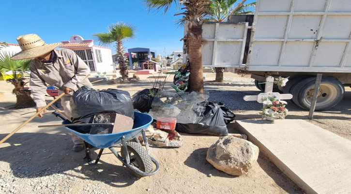Realizan trabajos de limpieza y mantenimiento en panteones de Los Cabos