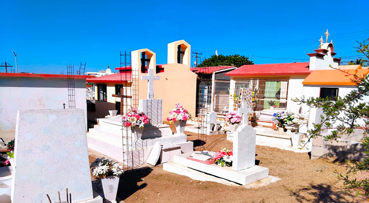 Limpian los 2 panteones de CSL Limpian los 2 panteones de CSL