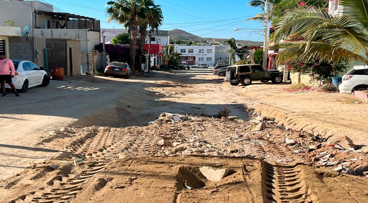 Intensifican trabajos de rehabilitación en caminos rurales y urbanos en Los Cabos Intensifican trabajos de rehabilitación en caminos rurales y urbanos en Los Cabos