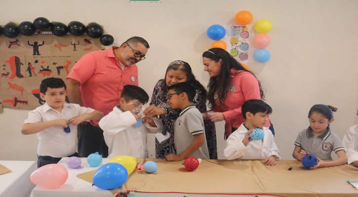 Presentan 77 estudiantes de primaria actividades de enseñanza del idioma inglés