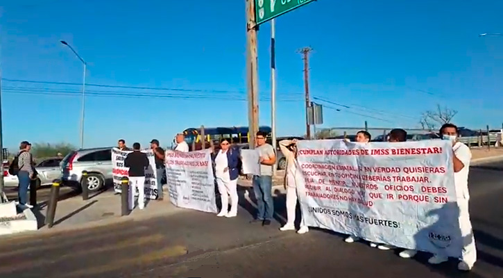 Cansados de que nadie les hace caso, trabajadores de IMSS Bienestar bloquearon puente de la 8 en La Paz