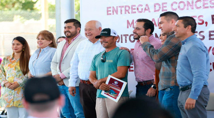 Entregó el Gobernador permisos y concesiones a transportistas de Los Cabos; dota de apoyo a mujeres y productores Entregó el Gobernador permisos y concesiones a transportistas de Los Cabos; dota de apoyo a mujeres y productores