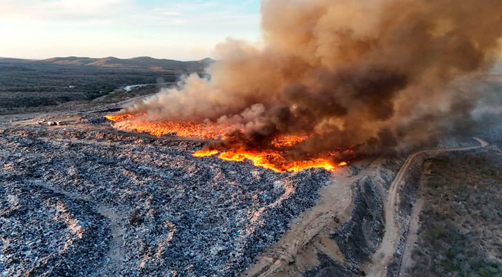 ‘Luchan’ más de 100 elementos por sofocar el incendio en el relleno sanitario de CSL