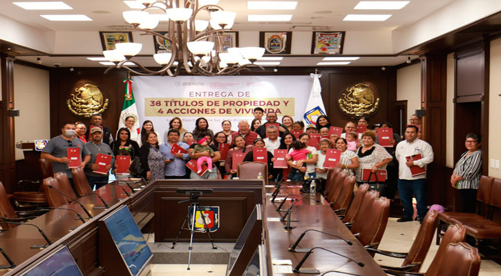 Entregó Víctor Castro apoyos en vivienda a sectores vulnerables de La Paz Entregó Víctor Castro apoyos en vivienda a sectores vulnerables de La Paz