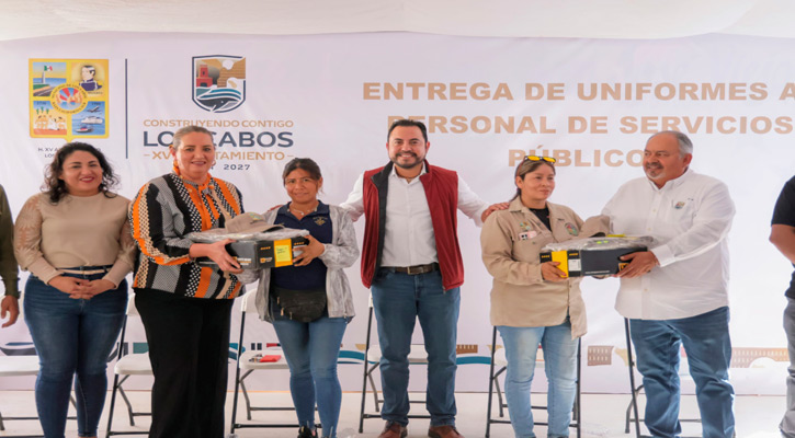 Entregó el Alcalde de Los Cabos 950 uniformes a trabajadores de Servicios Públicos Entregó el Alcalde de Los Cabos 950 uniformes a trabajadores de Servicios Públicos