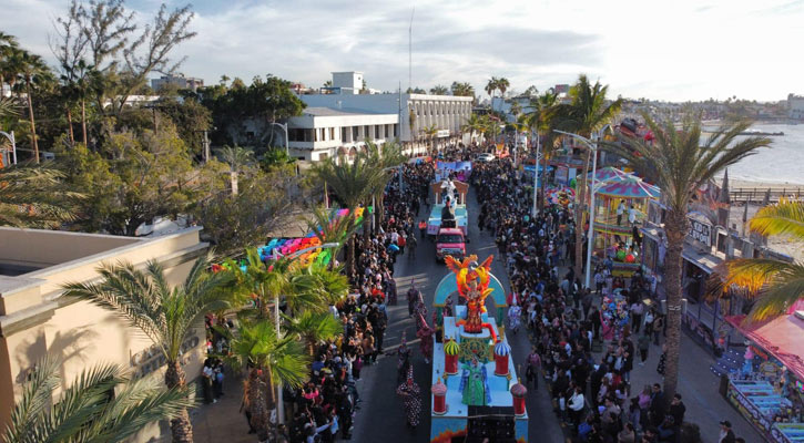 Participaron 15 carros alegóricos, 14 comparsas a pie y 13 comparsas en plataforma en el desfile del Carnaval La Paz 2025